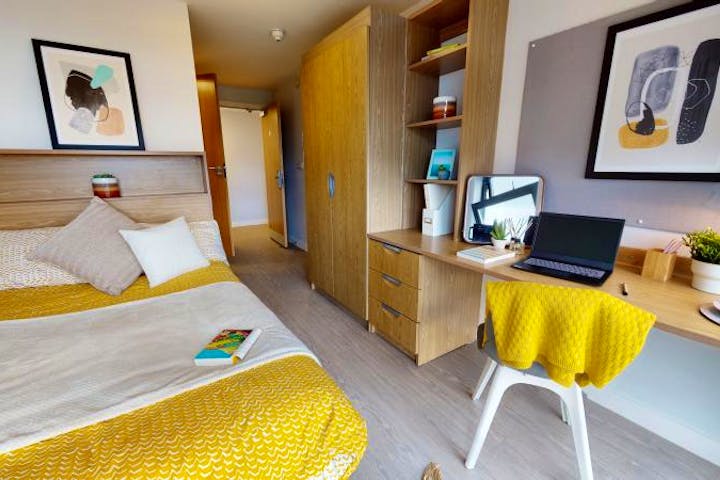 iQ-Student-Accommodation-Bristol-Bedrooms-Gold_En_Suite(7)
