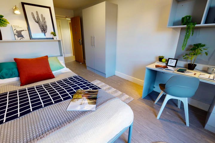 iQ-Student-Accommodation-Edinburgh-Fountainbridge-Bedrooms-Silver_En_Suite_Plus(7)