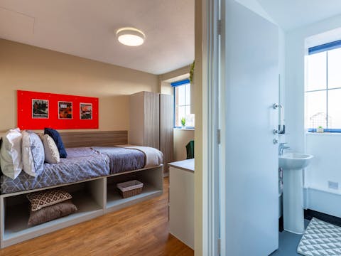 1-student-accommodation-leicester-ben-russell-court-ensuite-2