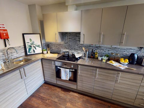 Liverpool-Great-Newton-House-Bedrooms-Kitchen_For_Gold_En_Suite(1)