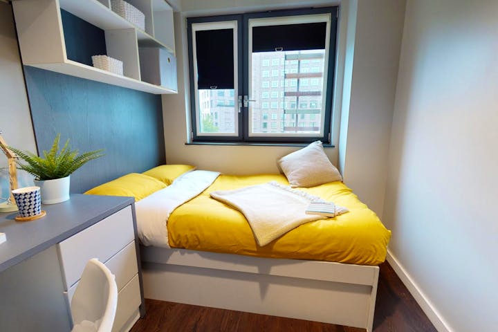 iQ-Student-Accommodation-London-Paris-Gardens-Bedrooms-SilverGold_3-bed_Apartment(5)