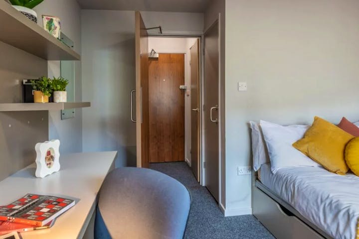 Standard-en-suite-room-v2-1170x600