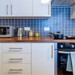 8-student-accommodation-canalside-main-gallery-shared-kitchen-facilities-1024x564