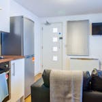 9-student-accommodation-canalside-main-gallery-shared-kitchen-facilities-1024x564
