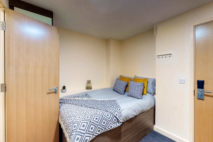 3-student-accommodation-bolton-the-cube-classic-studio-1-1024x768