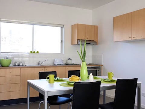 au-guv-apartment-5-bedroom-kitchen
