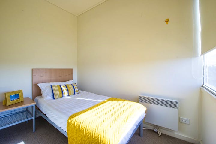 College-Square-on-Lygon-1-Bedroom-Apartment-Bed