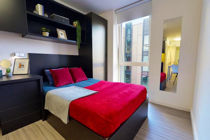 iQ-Student-Accommodation-London-Hammersmith-Bedrooms-Bronze_Courtyard_Studio(4)
