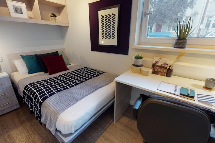 iQ-Student-Accommodation-Brighton-Sawmills-Bedrooms-Silver_En_Suite(7)