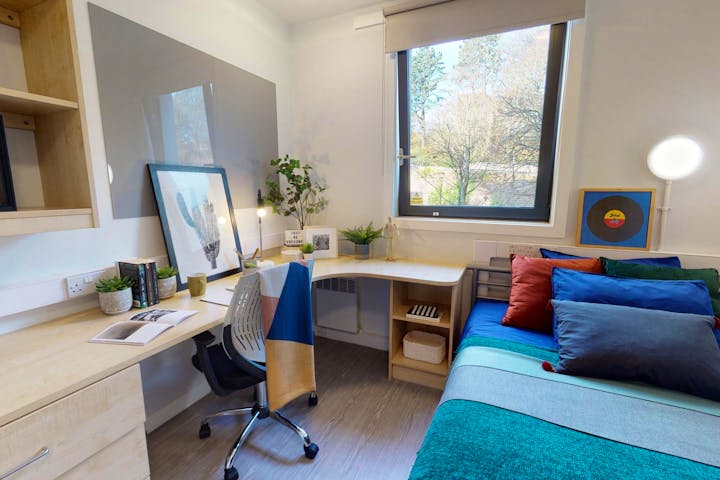 iQ-Student-Accommodation-Dundee-Parker-House-Bedrooms-Silver_En_Suite_Plus(6)