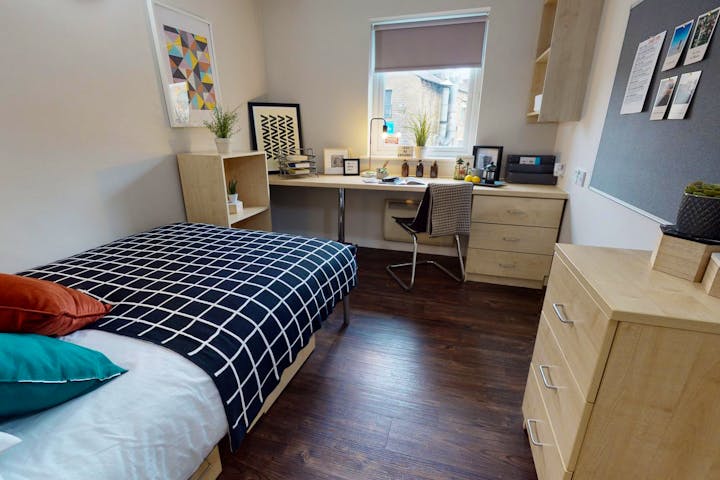 iQ-Student-Accommodation-Huddersfield-Aspley-House-Bedrooms-Bronze_En_Suite_Plus(11)_0