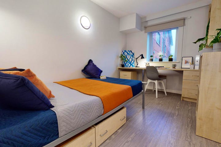iQ-Student-Accommodation-Lincoln-Hayes-Wharf-Bedrooms-Bronze_En_Suite(6)