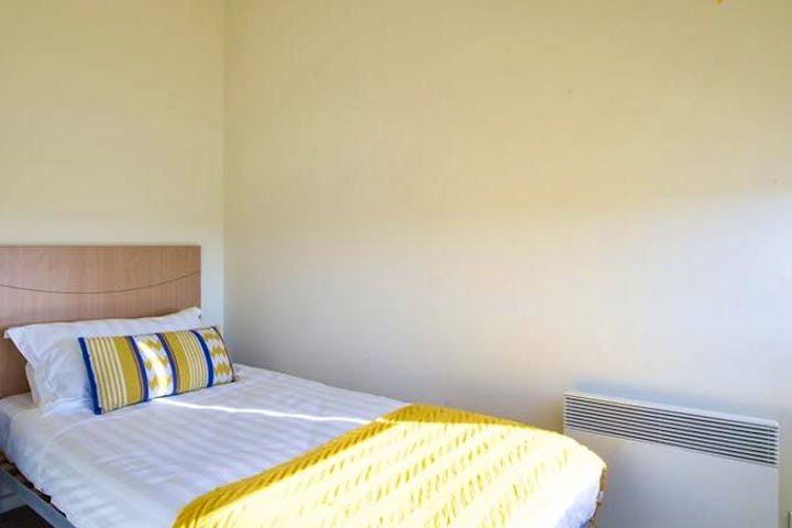 college-square-on-lygon-1-bedroom-apartment-bed-square