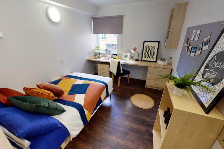 iQ-Student-Accommodation-Huddersfield-Little-Aspley-Bedrooms-Silver_En_Suite_Plus(5)