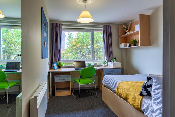 11-student-accommodation-leicester-filbert-village-ensuite (2)