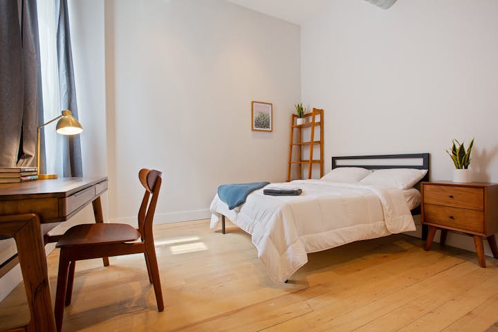 bedroom-montrose-williamsburg-3.1200x1200