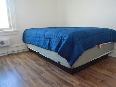6-2-Hardwood-Floors-with-Queen-Bed