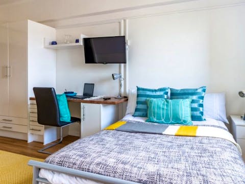 student-accommodation-london-garrow-house-silver-studio-4-min-810x740